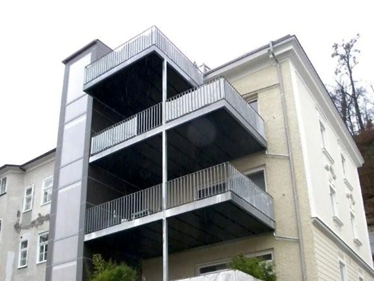 Villa mit vier Balkonen und Metallgeländern