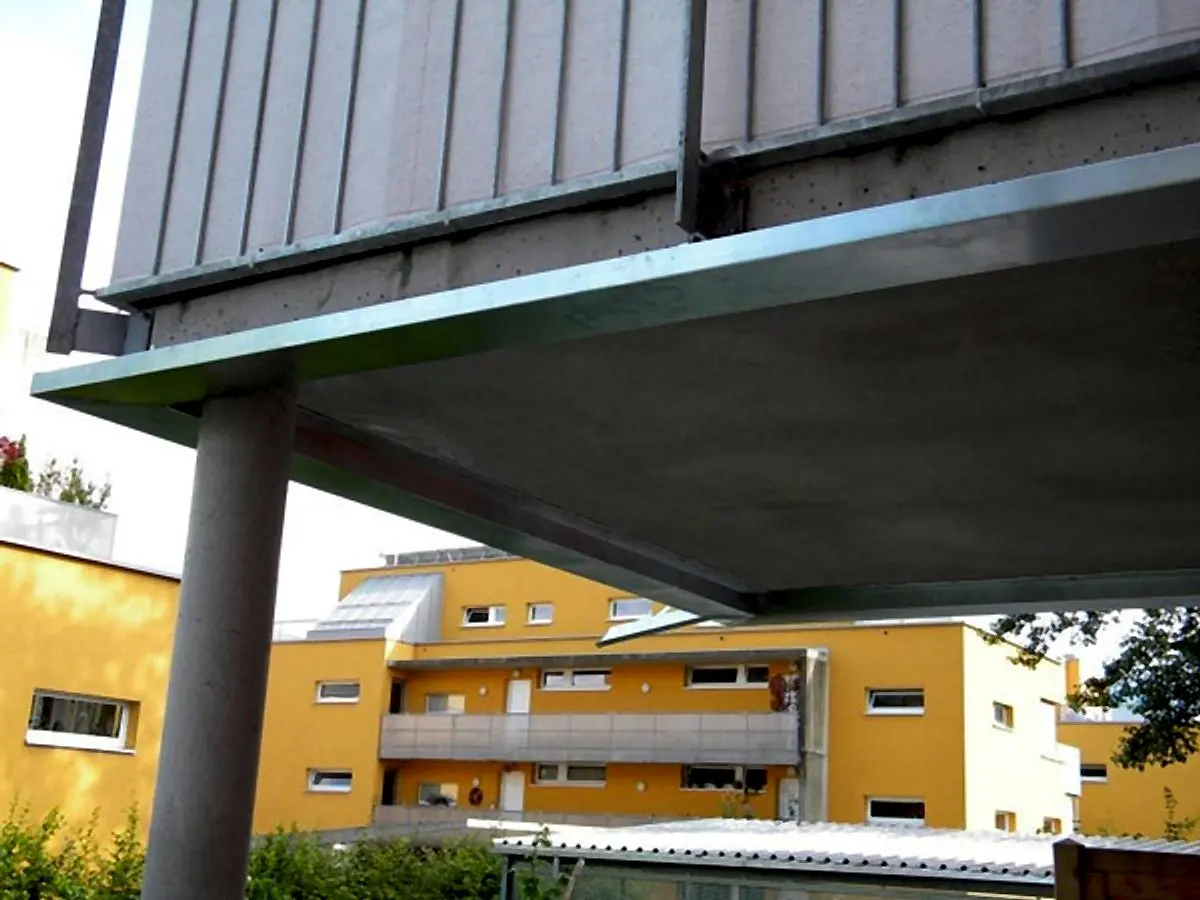 Balkonunterseite aus Blech vor Wohnhäusern