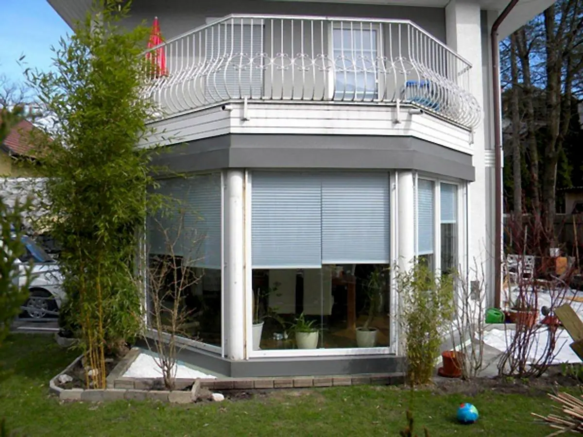 Erker mit Balkon und Blechverkleidung an einem Wohnhaus