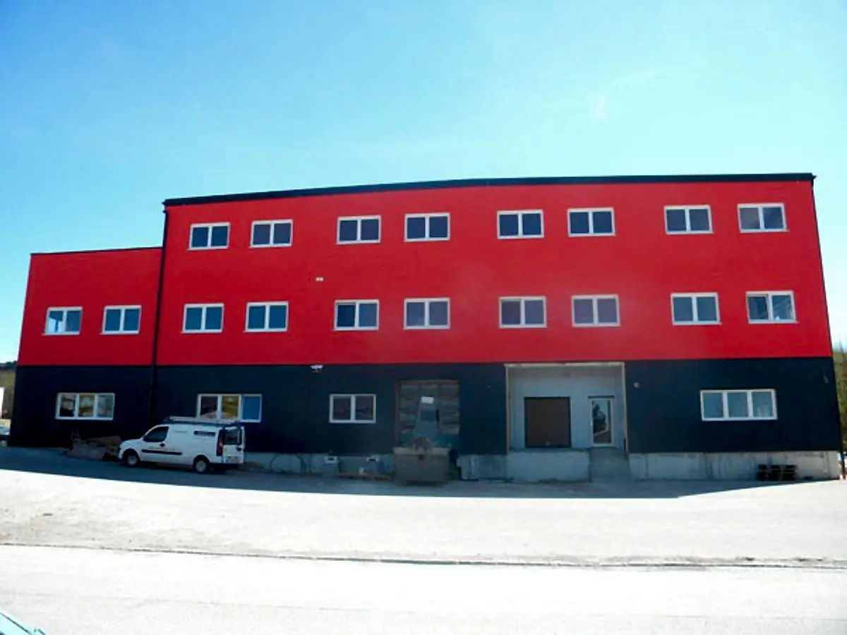 Rote Fassade mit anthrazitfarbenem Sockel