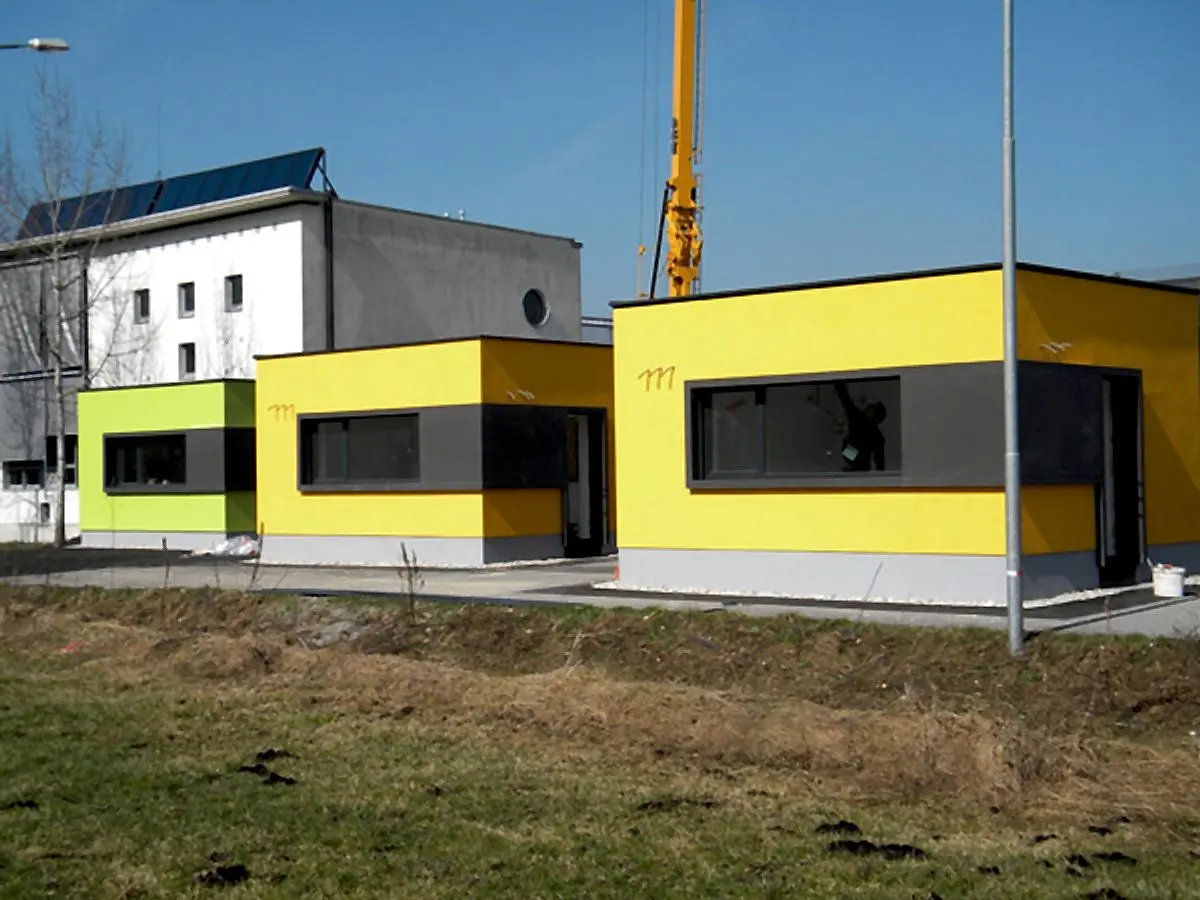Bauten mit gelber und grüner Fassade