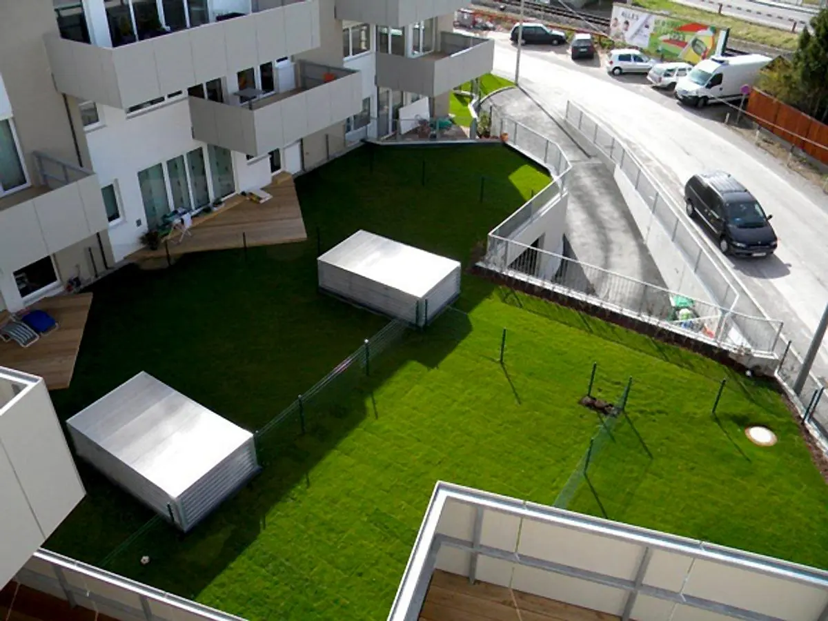 Wohnanlage mit Terrassen und Garten von oben