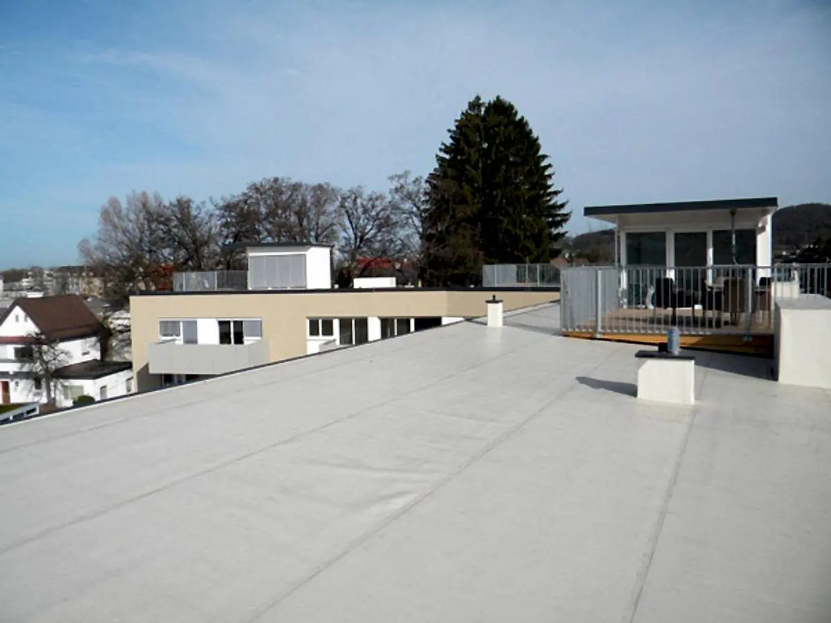 Flachdach einer Wohnanlage mit Dachterrasse