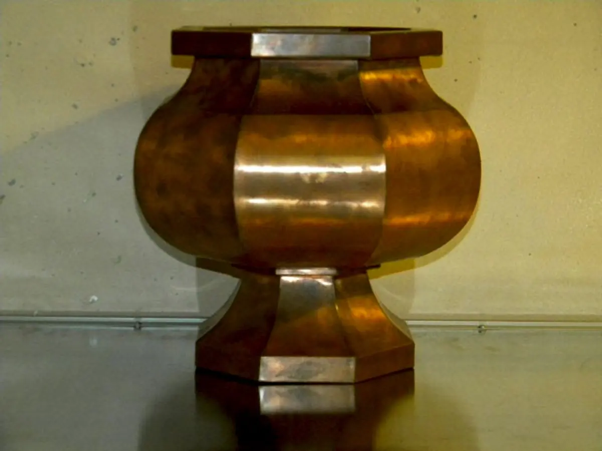 Vase aus Metallblech im Kupferton