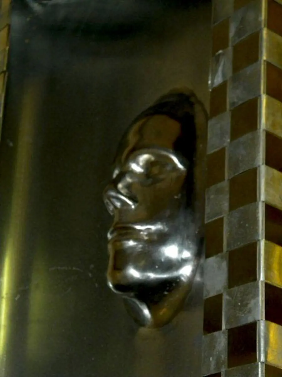 Gesichtsrelief aus Metall in Seitenansicht