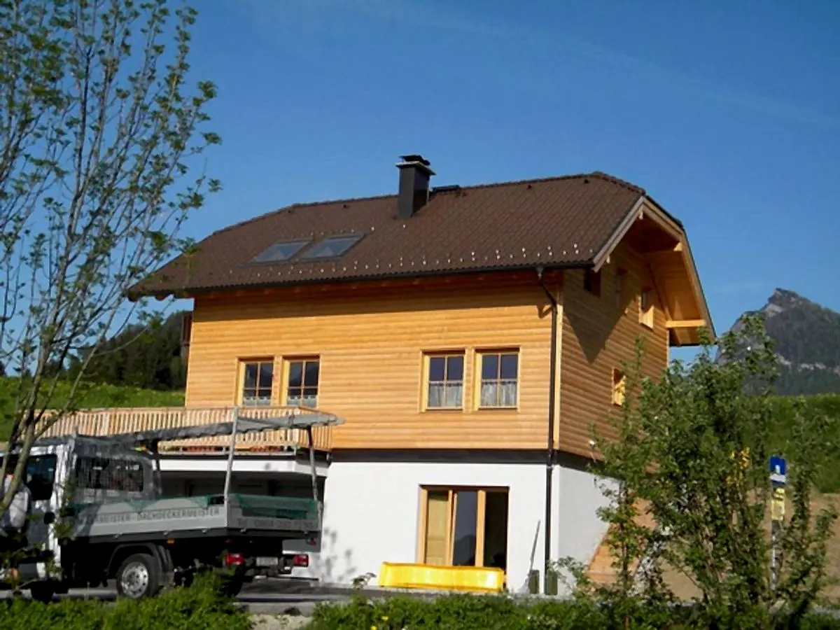 Holzhaus mit braunem Ziegeldach