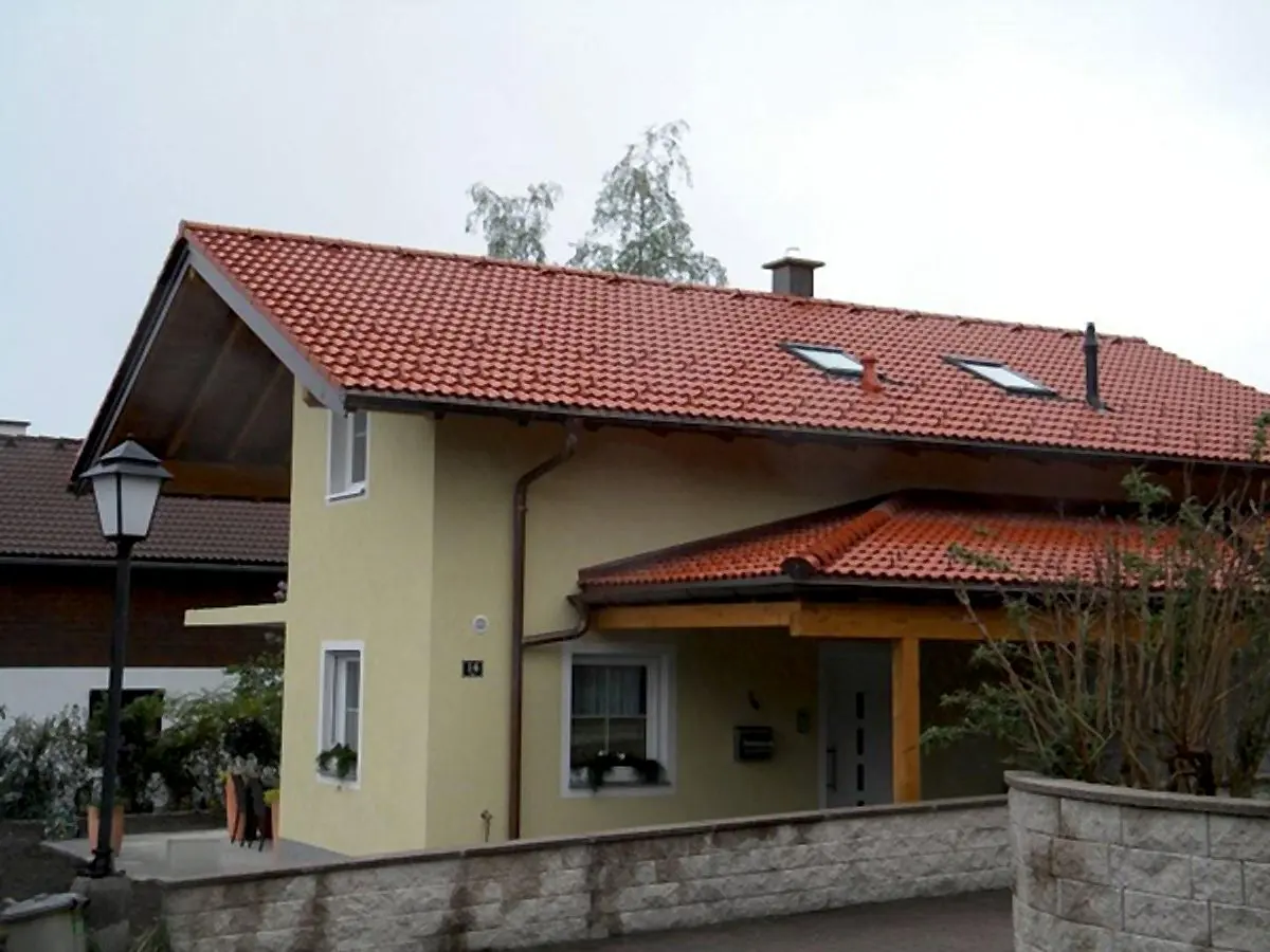 Haus mit rotem Ziegeldach und Vordach