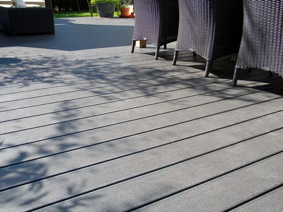 Dunkler Terrassenbelag mit Riffelung, Detailaufnahme